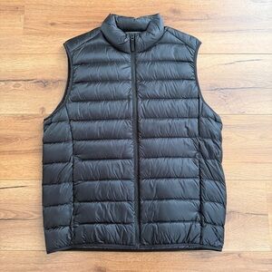 Uniqlo Ultra Light Down Vest Jacket - Men Medium